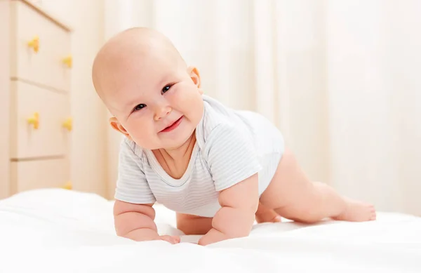 Glücklich Lächelndes Kind Das Hause Auf Dem Bett Krabbelt Babybetreuungskonzept — Stockfoto
