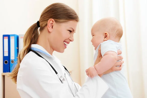 Gezondheidszorg Lachende Baby Bezoekende Arts Voor Algemeen Onderzoek — Stockfoto