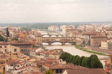 Şehir panorama Ponte Vecchio Köprüsü ve Arno Nehri, Florence, İtalya