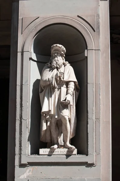 Statua Leonardo Vinci Nella Galleria Degli Uffizi Firenze — Foto Stock