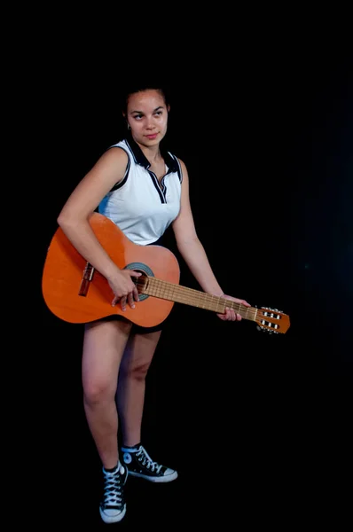 Menina Cabelo Castanho Enquanto Sorri Toca Guitarra Como Uma Estrela — Fotografia de Stock