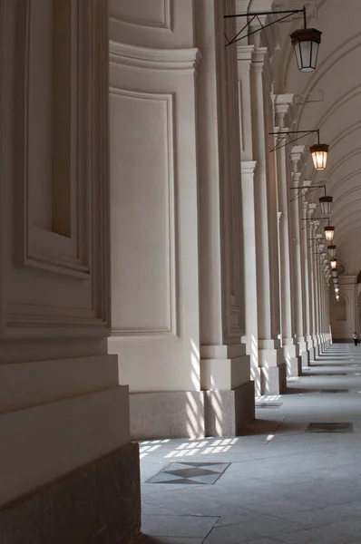 门廊与专栏在都灵 意大利新古典主义的门廊 — 图库照片