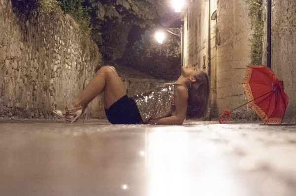 Kırmızı Şemsiye Yoida Yatarken Kızla Gece Çekimi — Stok fotoğraf