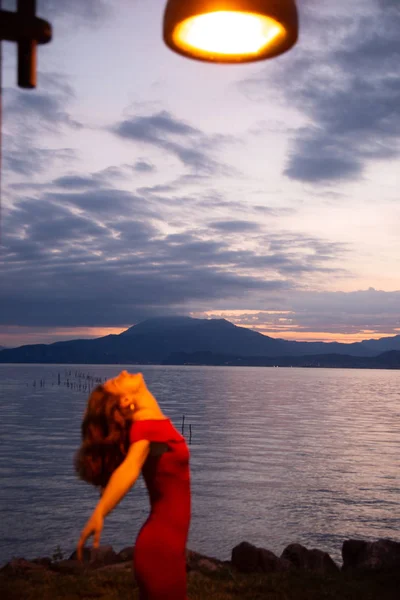 Mulher Margens Lago Garda Silhueta Fotografias Muito Especiais Artísticas Mulher — Fotografia de Stock