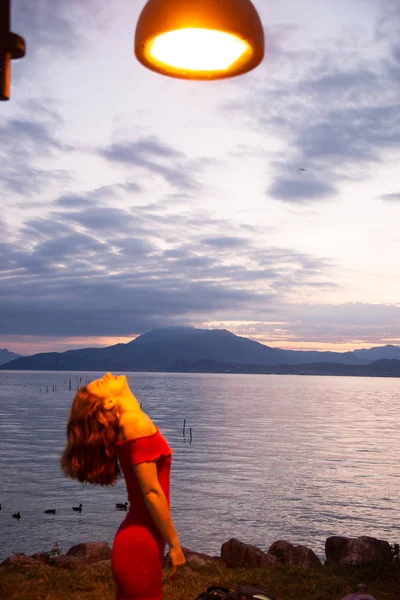Kadın Siluet Garda Gölü Kıyısında Çok Özel Sanatsal Fotoğraflar Kırmızı — Stok fotoğraf