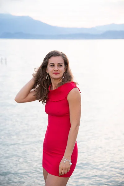 Menina Nas Margens Lago Garda Poses Naturais Mulher Muito Feliz — Fotografia de Stock