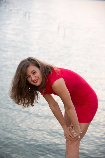 Девушка Берегу Озера Гарда Естественных Позах Счастливая Женщина Красном Платье — стоковое фото