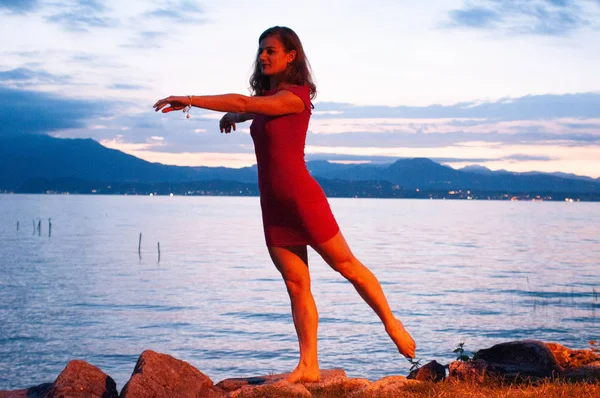 Genç Kadın Garda Gölü Kıyısında Dans Teşkil Etmektedir Renkli Gündoğumu — Stok fotoğraf