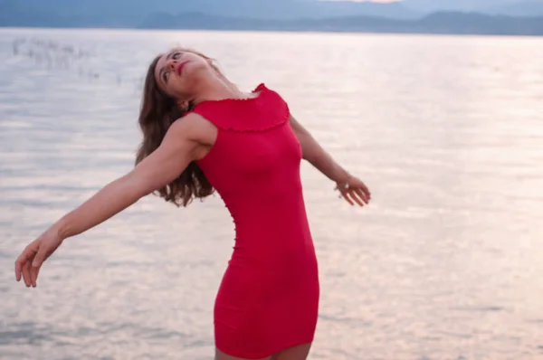 Jovem Mulher Nas Margens Lago Garda Abre Braços Feliz Fundo — Fotografia de Stock