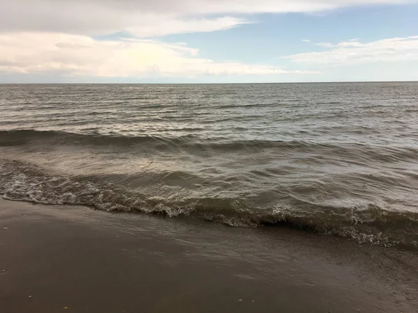 海的波浪粗糙的沙质和肮脏的深褐色的颜色 Bibione 威尼托 意大利 — 图库照片