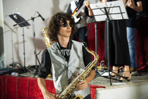 Jeune Artiste Jouant Saxophone Spectacle Musical Avec Instrument Musique Jeune — Photo