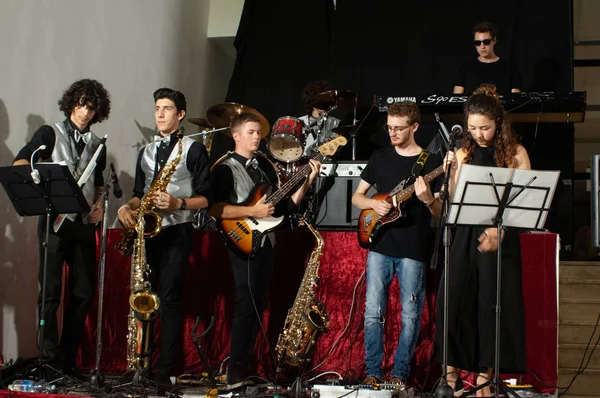 Complexo Musical Banda Composto Por Saxofone Guitarra Teclados Bateria Vocalista — Fotografia de Stock
