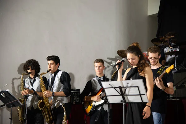 Complexe Musical Groupe Composé Saxophone Guitare Claviers Batterie Chanteur Spectacle — Photo