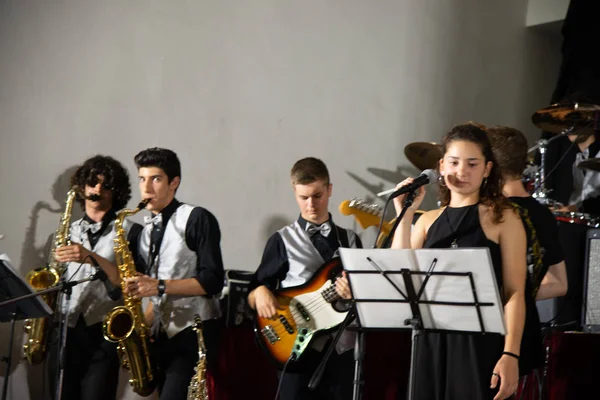 Complejo Musical Banda Compuesto Saxofón Guitarra Teclados Batería Vocalista Actuación — Foto de Stock