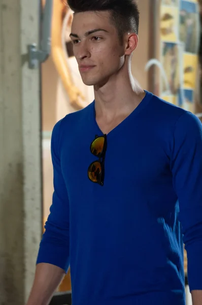 Modelo Masculino Pelo Castaño Joven Con Polo Azul Con Gafas — Foto de Stock