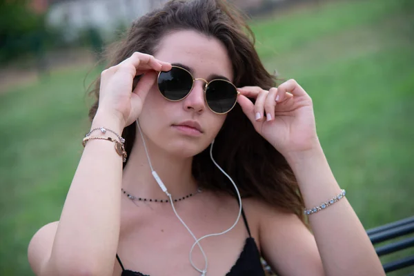 Menina Bonita Jovem Sentada Banco Parque Com Fones Ouvido Ouvindo — Fotografia de Stock