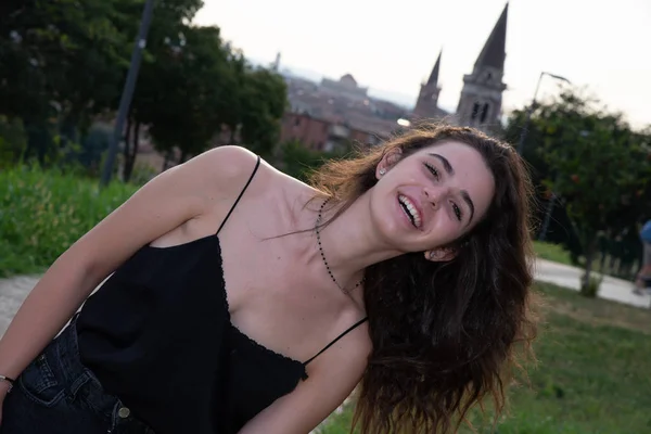 Ragazza Dai Lunghi Capelli Castani Canottiera Nera Mentre Guarda Telecamera — Foto Stock