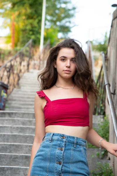 Primo Piano Bella Ragazza Con Corpetto Rosso Guarda Fotocamera Primo — Foto Stock