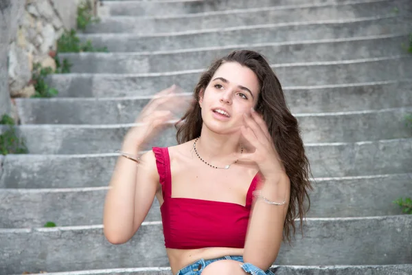 Primo Piano Bella Ragazza Con Corpetto Rosso Guarda Fotocamera Primo — Foto Stock