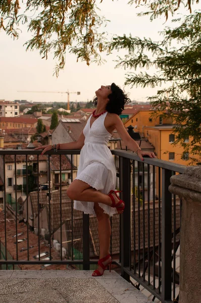 City Adlı Arıyorsunuz Bir Balkon Giyen Bir Beyaz Elbise Kırmızı — Stok fotoğraf