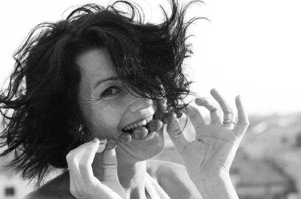Retrato Del Rostro Una Mujer Muy Irónica Sonriente Recoge Collar — Foto de Stock