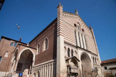 Dış, Kilisesi, San Fermo Maggiore, Verona, İtalya. Kilisenin cephe yaklaşık 1350 tamamlandı ve Romanesk ve Gotik tarzı bir birleşimidir;