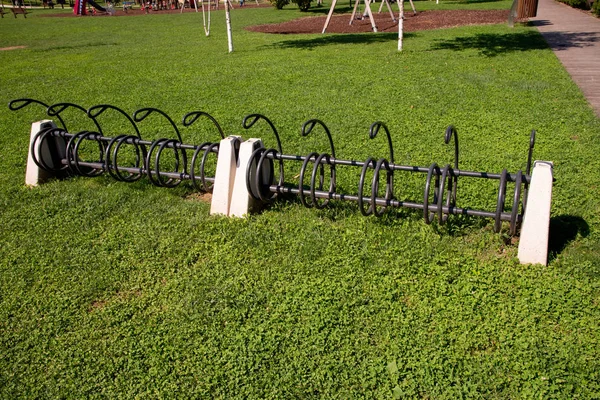 金属自行车架在公共公园 特伦托 意大利 绿色设施在住宅区乐 Albere — 图库照片