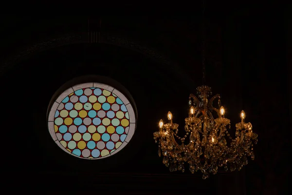 Εσωτερικό Εκκλησίας Τριαντάφυλλο Παράθυρο Γυαλιού Και Κρυστάλλου Πολυέλαιο Εκκλησία Της — Φωτογραφία Αρχείου