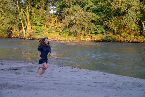 Bir Nehir Banka Mutlu Çalışan Uzun Dalgalı Kahverengi Saçlı Kızı — Stok fotoğraf