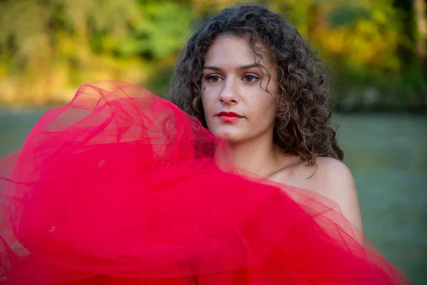 Gros Plan Visage Une Fille Avec Longs Cheveux Bruns Ondulés — Photo