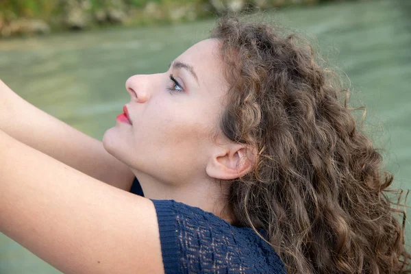 Zbliżenie Twarzy Profil Dziewczyny Długo Faliste Brązowe Włosy Ciepłe Światło — Zdjęcie stockowe