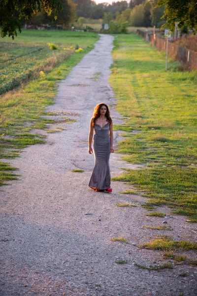 Menina Com Longos Cabelos Castanhos Ondulados Com Vestido Longo Elegante — Fotografia de Stock