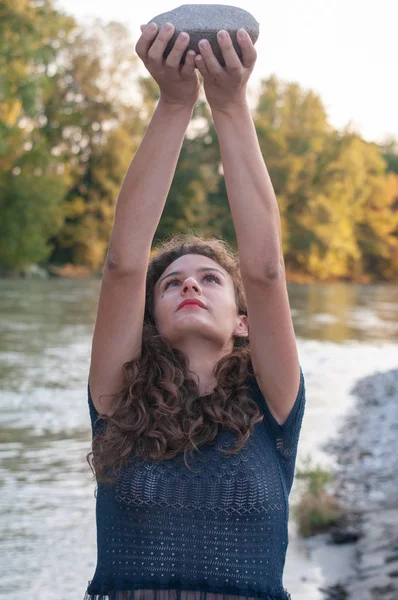 Menina Com Longos Cabelos Castanhos Ondulados Com Uma Pedra Nas — Fotografia de Stock