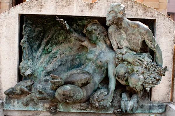 Scultura Del Diavolo Una Fanciulla Vicino Alla Porta Galliera Bologna — Foto Stock