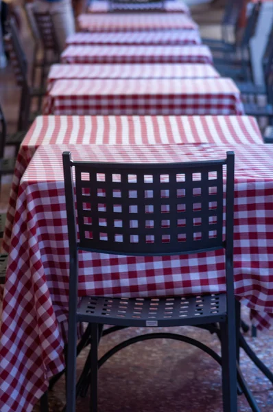 Стул Рядами Столов Ресторана Болонья Италия Столы Красной Белой Клетчатой — стоковое фото