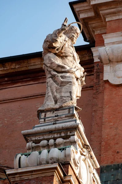Statua San Pietro Accanto Alla Facciata Della Cattedrale Del Duomo — Foto Stock