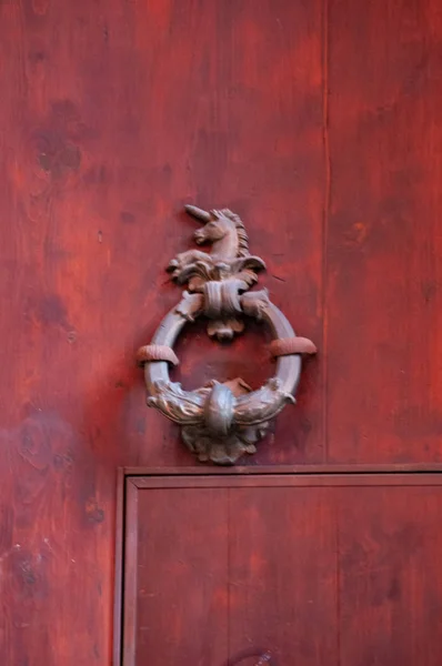 Металлический Дверной Молоток Старой Красной Деревянной Двери Форме Пони Болонья — стоковое фото