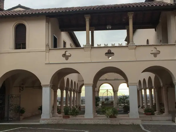 Sulle Colline Veronesi All Interno Del Cortile Dell Opera Don — Foto Stock