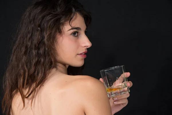 Jeune Fille Les Épaules Nues Avec Verre Whisky Main Concept — Photo