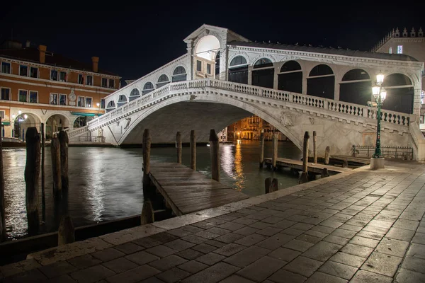 Gece Fotoğraf Rialto Köprüsü Venedik Talya Grand Canal Yansımalar Altıngül — Stok fotoğraf