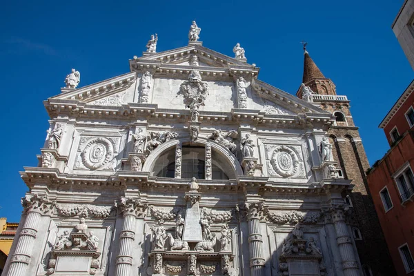 モアの教会は 宗教的な建物 ヴェネツィアの都市サン マルコ地区に位置する ベニス市の中心部にあるカトリックの礼拝の場所です — ストック写真