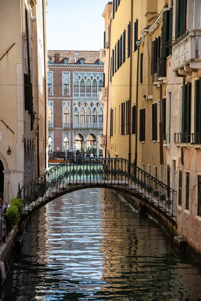 Blick Auf Die Brücke Rio Alboro Venedig Italien Eisenbrücke Eisenkonstruktion — Stockfoto