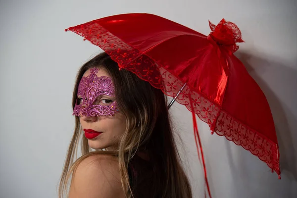 Portrait Belle Jeune Femme Avec Masque Vénitien Rouge Carnaval Parapluie — Photo