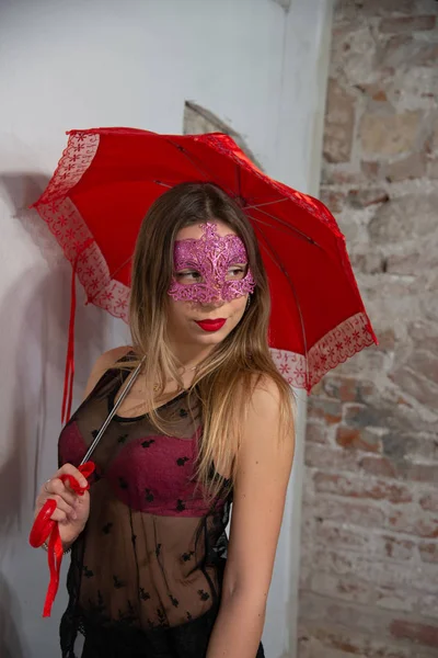 Porträt Einer Schönen Jungen Frau Mit Venezianischer Karnevalsmaske Und Rotem — Stockfoto