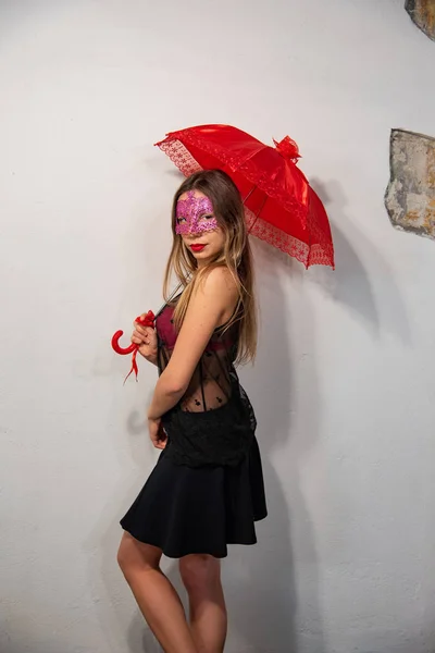 Porträt Einer Schönen Jungen Frau Mit Venezianischer Karneval Rote Maske — Stockfoto
