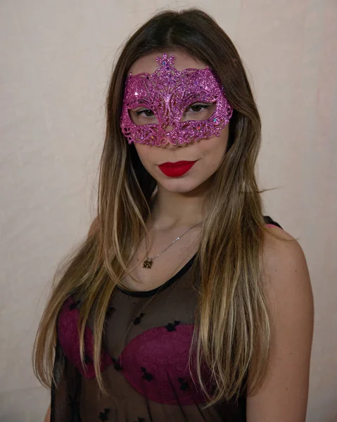 Retrato Uma Bela Jovem Com Máscara Vermelha Carnaval Veneziano Menina — Fotografia de Stock