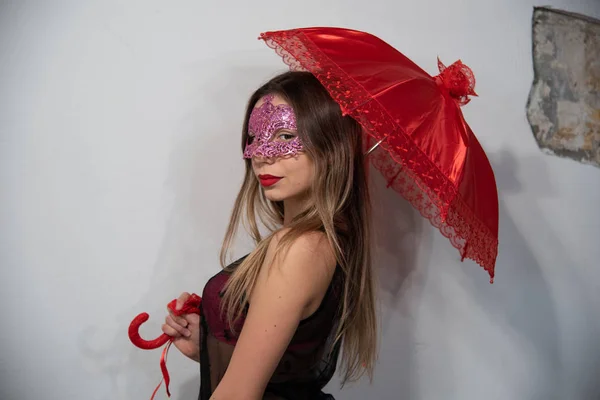 Портрет Красивой Молодой Женщины Венецианской Карнавальной Красной Маской Красным Зонтом — стоковое фото