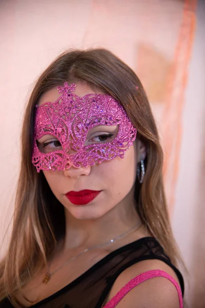 Retrato Facial Bela Jovem Com Máscara Vermelha Carnaval Veneziano Menina — Fotografia de Stock