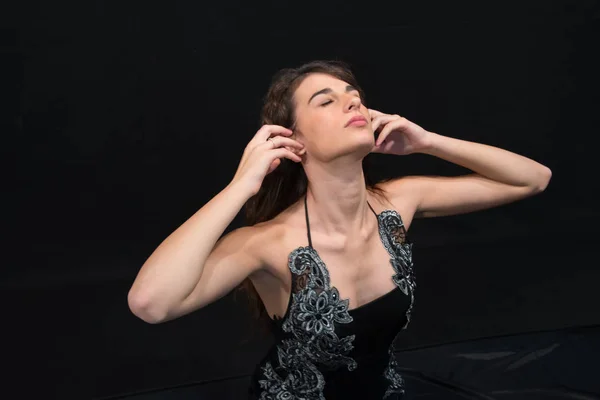 Model Met Zwarte Jurk Met Kant Invoegen Prachtige Elegante Uitstraling — Stockfoto