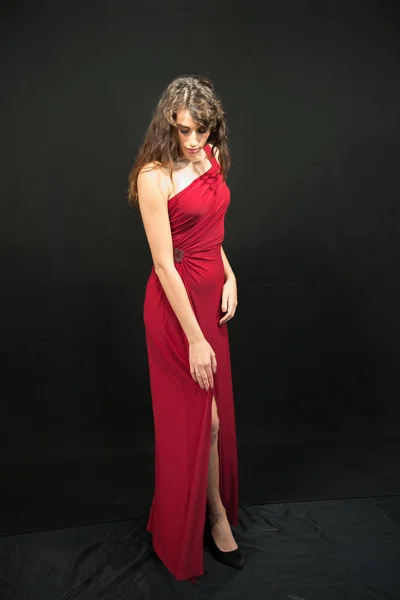 Model Met Lange Rode Jurk Met Gleuf Prachtige Stijlvolle Elegante — Stockfoto